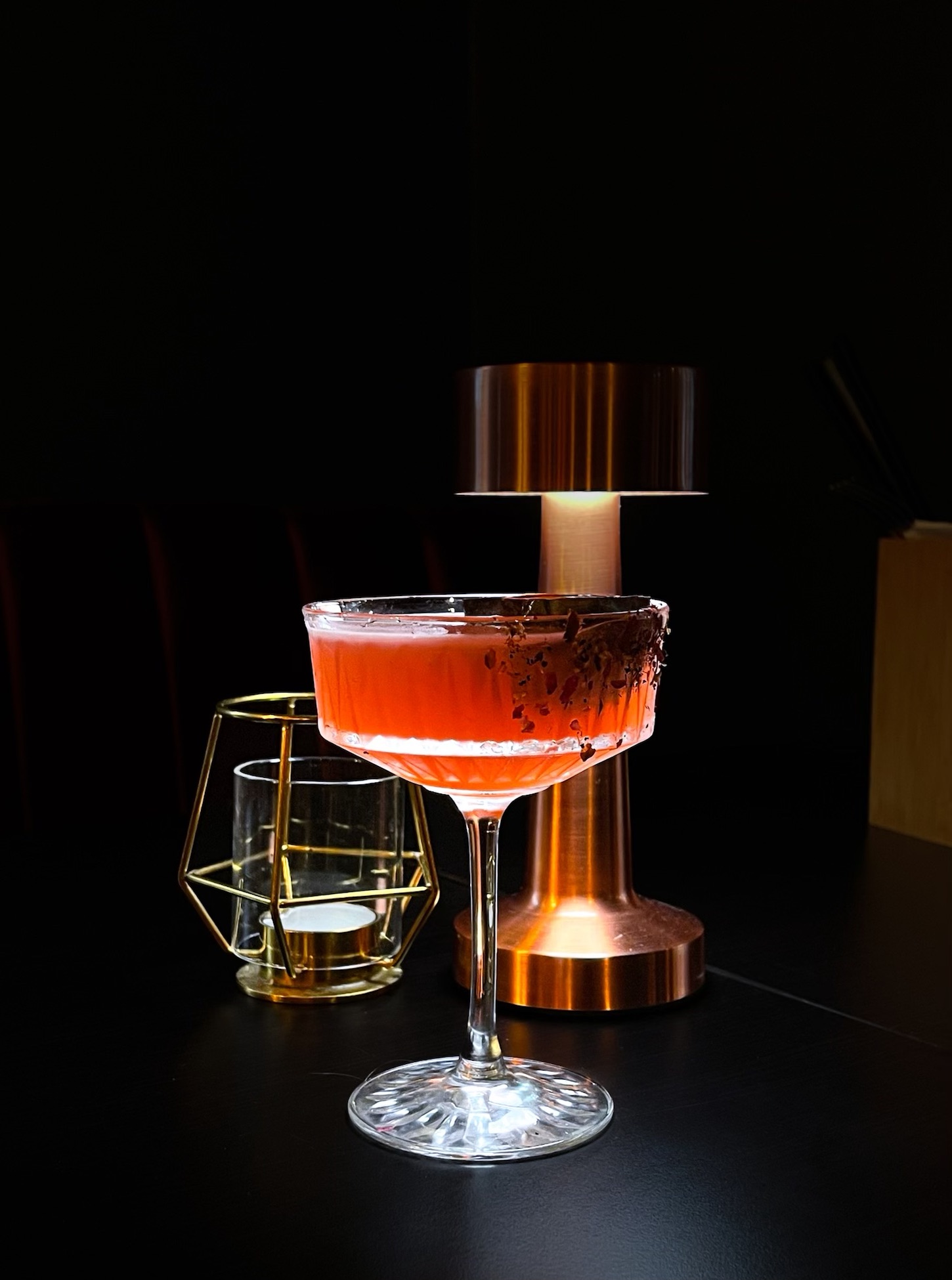 Cocktail auf schwarzem Tisch